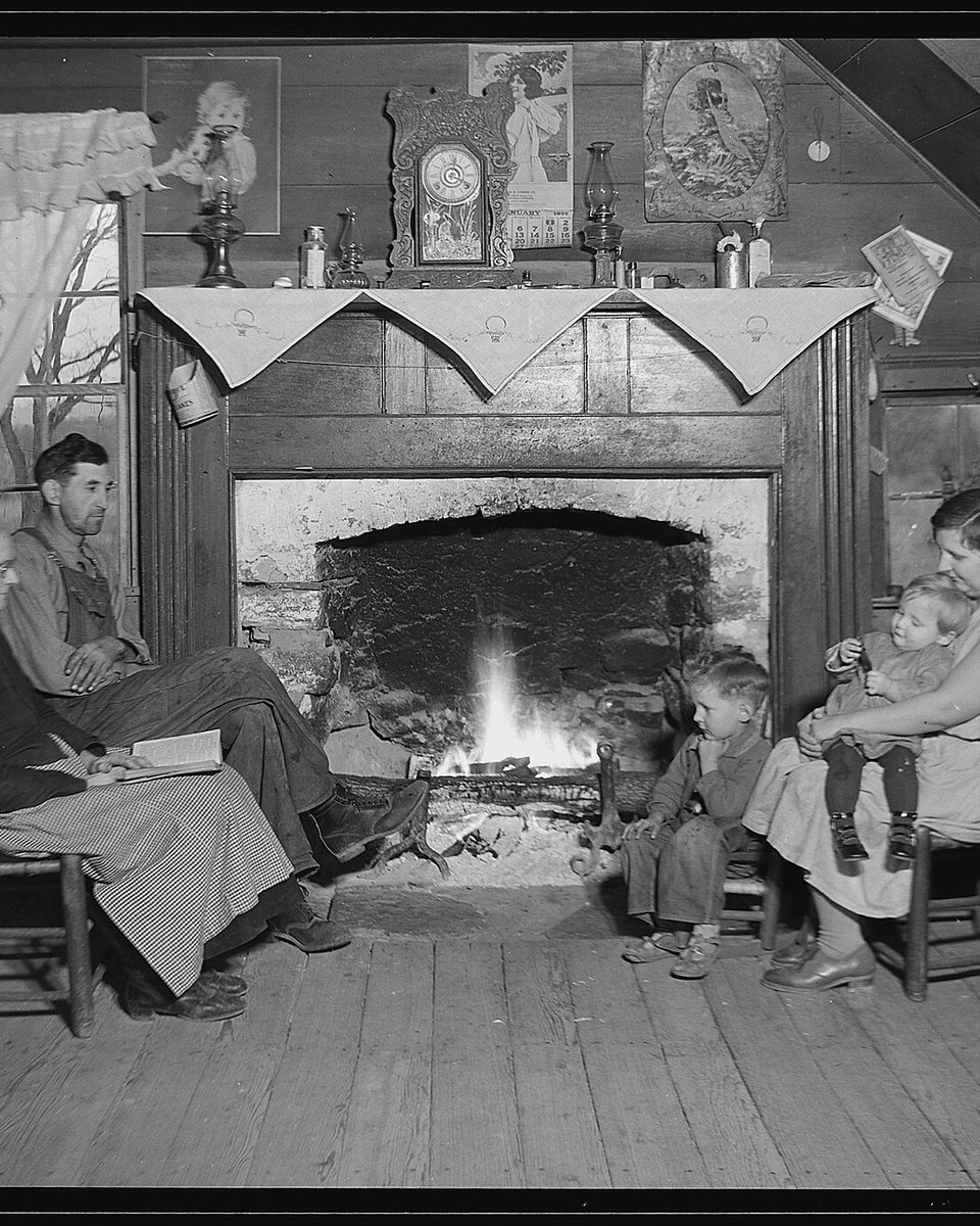 ANTES: grupo familiar en blanco y negro junto a una chimenea, las caras desvaídas y el papel con grietas