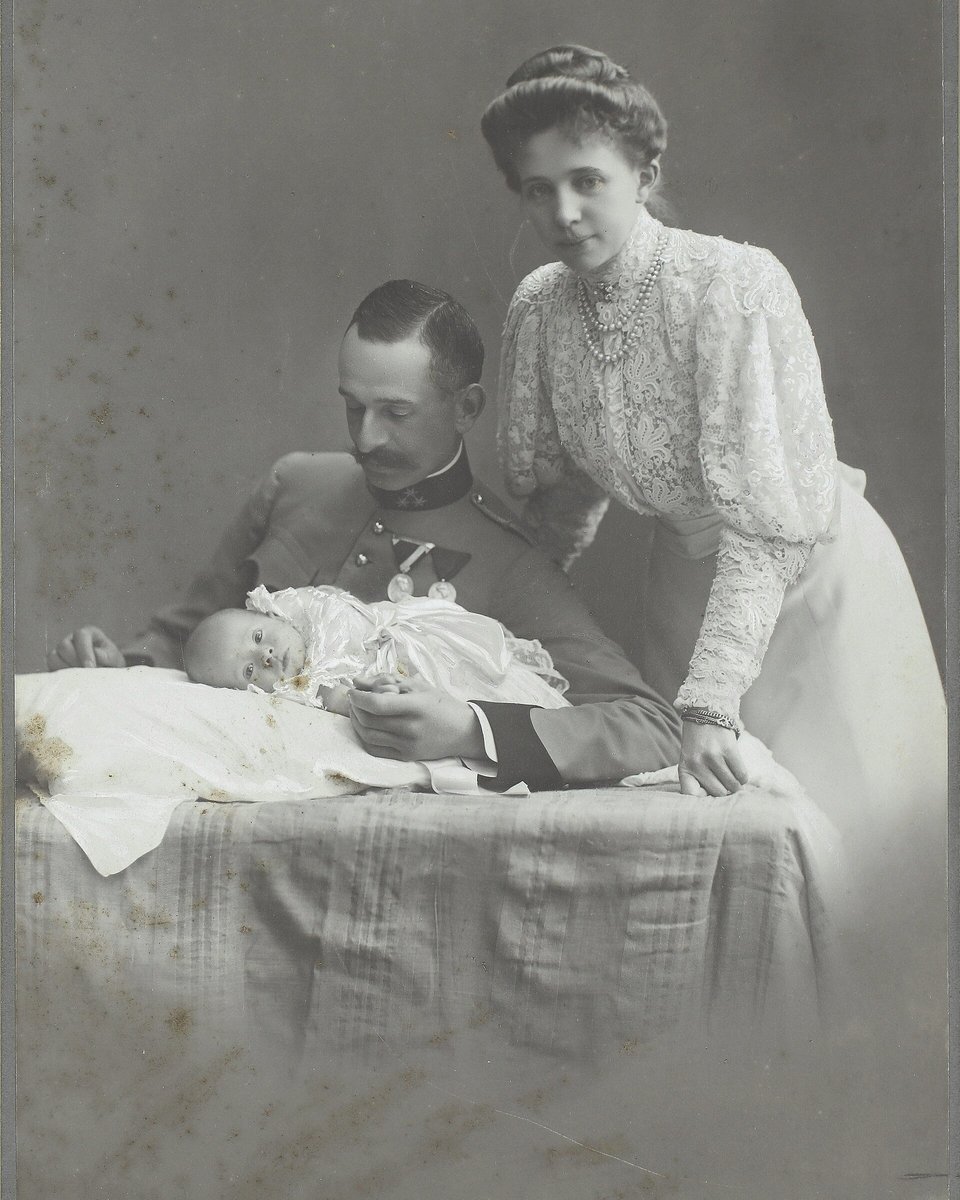 ANTES: retrato de un militar con su esposa y bebé en blanco y negro, la imagen desvaída y con manchas de humedad