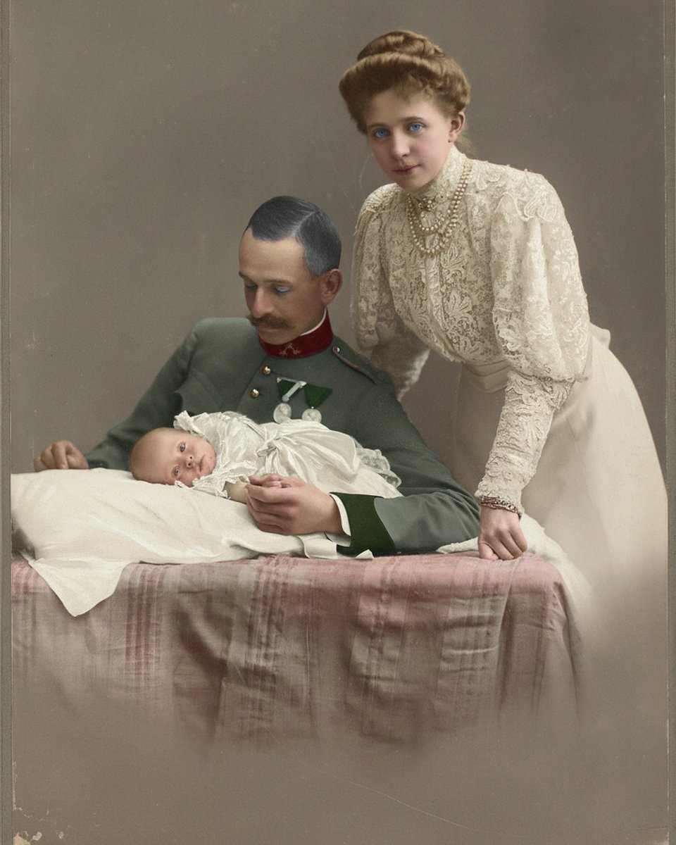 DESPUÉS: el mismo retrato militar restaurado y coloreado, las dos caras de adulto y el bebé sin alteraciones